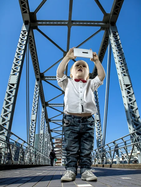 Niño con teléfono — Foto de Stock