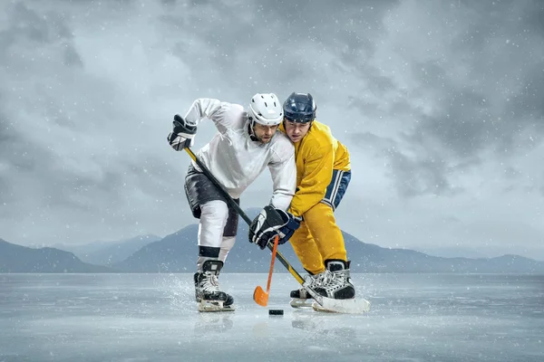 Jogadores de hóquei no gelo no gelo — Fotografia de Stock