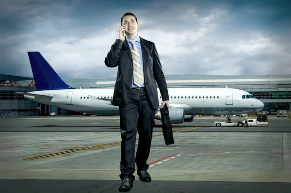 Geschäftsmann mit Gepäck im Flughafen — Stockfoto