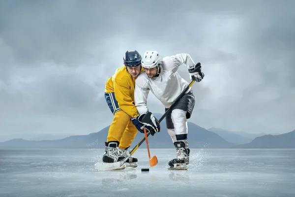 Ice hockeyspelers op ijs — Stockfoto