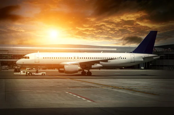 Vliegtuig op luchthaven — Stockfoto