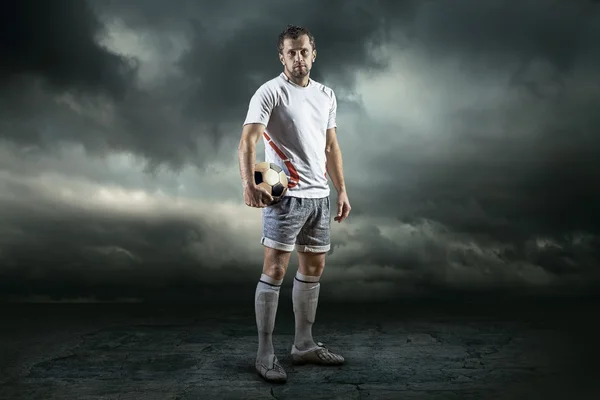 Soccer player with ball, outdoors — Stock Photo, Image