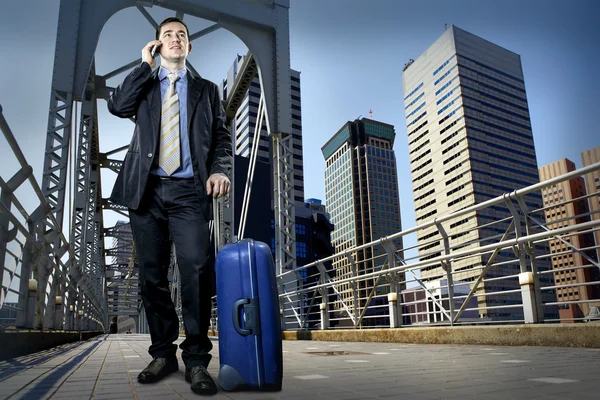 Hombre con equipaje hablando por teléfono —  Fotos de Stock