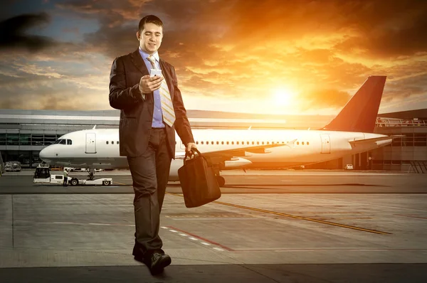 Homme d'affaires avec bagages à l'aéroport — Photo