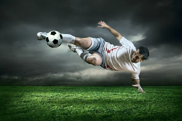 Jogador de futebol com bola — Fotografia de Stock