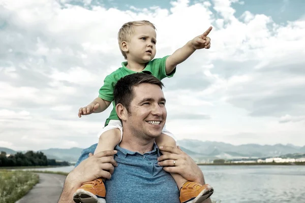 Zoon met vader onder mooie hemel — Stockfoto