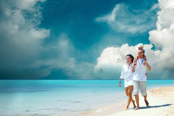 Felice giovane famiglia sulla spiaggia — Foto Stock