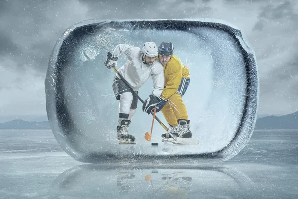 Ishockeyspelare i isen — Stockfoto