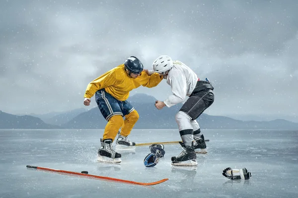 Twee ice hockeyspelers Boksen — Stockfoto