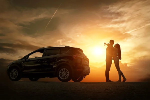 Casal feliz perto de carro novo — Fotografia de Stock