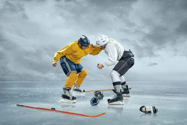 Zwei Eishockeyspieler boxen — Stockfoto