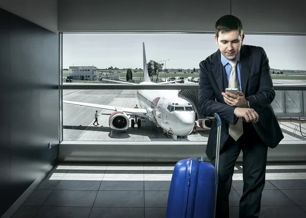 Empresário com bagagem no aeroporto — Fotografia de Stock