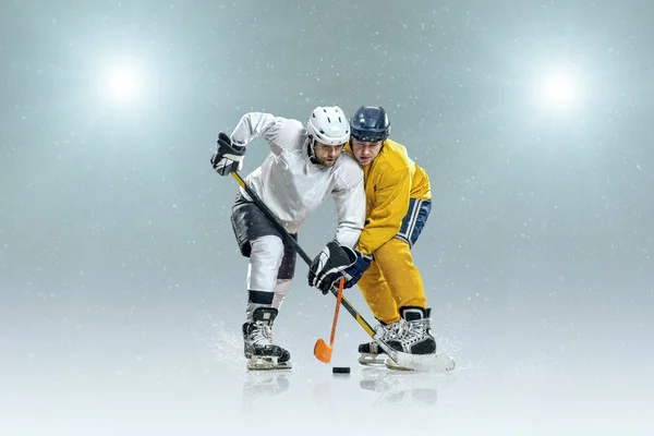 冰上曲棍球选手在冰上 — 图库照片