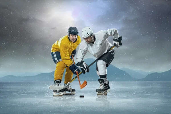 Jogadores de hóquei no gelo no gelo — Fotografia de Stock
