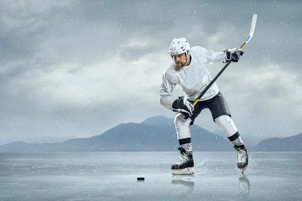 Ishockeyspelare på is — Stockfoto