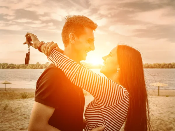 Glückliches Paar umarmt sich — Stockfoto