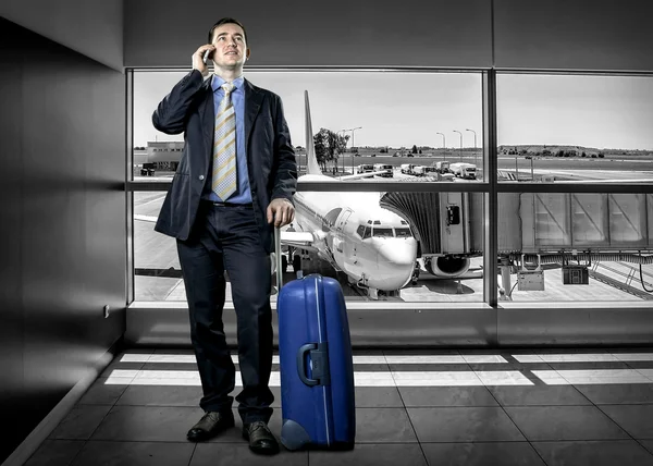 Homme d'affaires avec bagages à l'aéroport — Photo