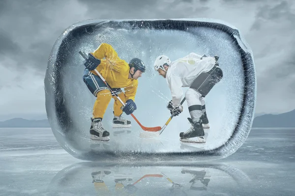 Jugadores de hockey sobre hielo en el hielo —  Fotos de Stock