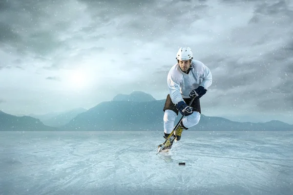 Jugador de hockey sobre hielo —  Fotos de Stock