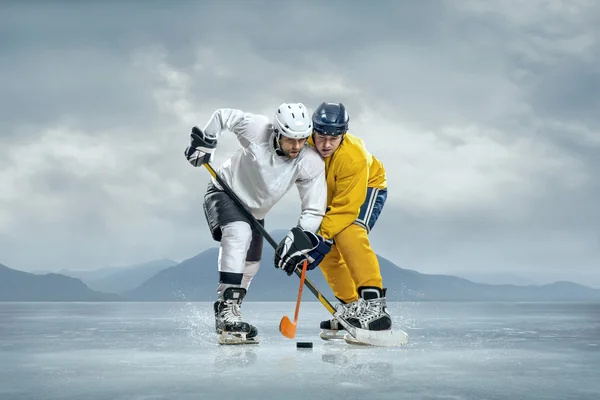 Buz üstünde buz hokeyi oyuncuları — Stok fotoğraf