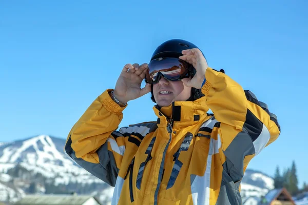 Hombre con gafas y casco — Foto de Stock