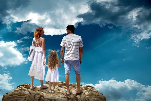 Familia en la cima de la montaña — Foto de Stock