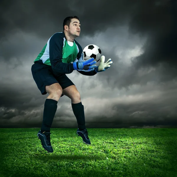 Goleiro com bola — Fotografia de Stock