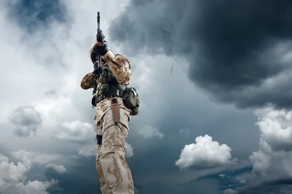 Soldado bajo el cielo —  Fotos de Stock