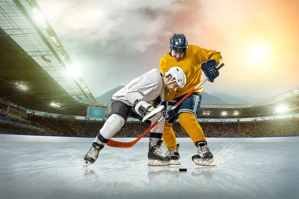 on Ice buz hokeyi oyuncuları