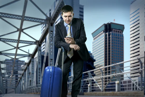 Man with baggage speaking on phone — Stock Photo, Image