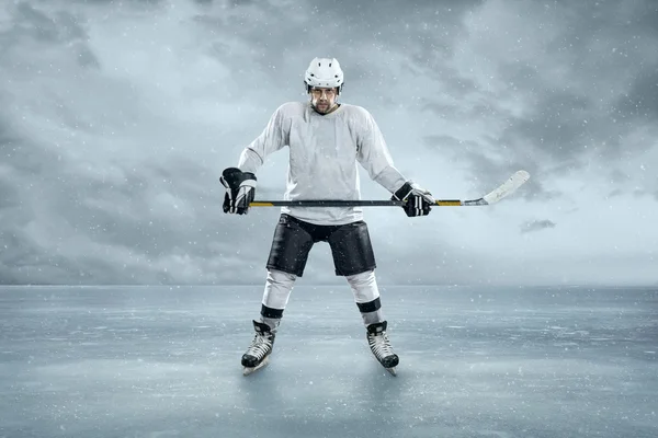 Ijshockeyspeler op ijs — Stockfoto