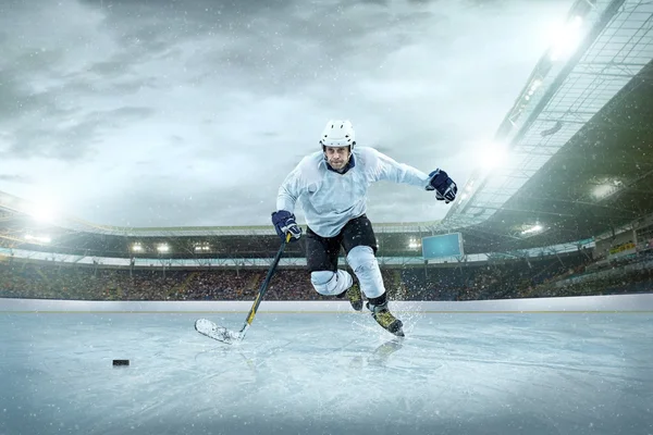 Ice hockey player on ice — Stock Photo, Image