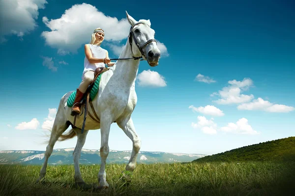 Jovem cavaleira montando a cavalo — Fotografia de Stock