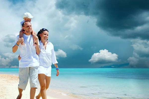 Gelukkig jong gezin op het strand — Stockfoto