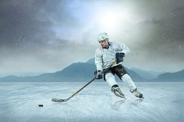 Jugador de hockey sobre hielo — Foto de Stock