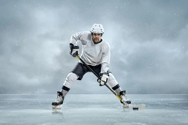 冰上曲棍球球员在冰上 — 图库照片