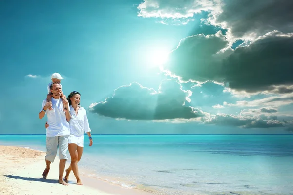 Gelukkig jong gezin op het strand — Stockfoto