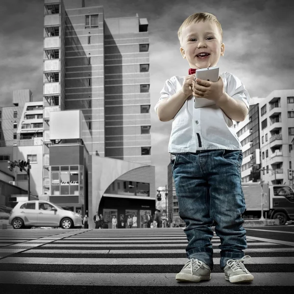 Niño con teléfono — Foto de Stock