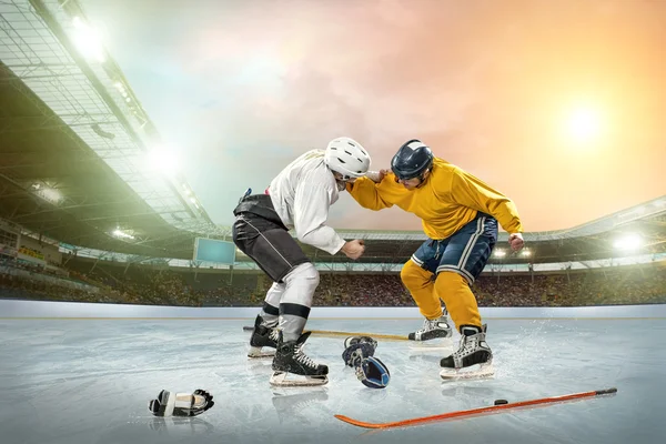 Twee ijshockeyspeler Boksen — Stockfoto