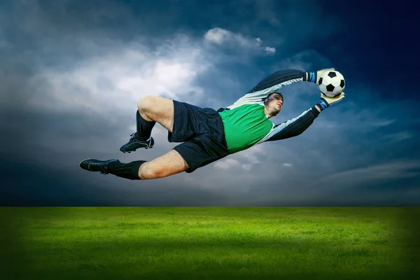 Goleiro com bola — Fotografia de Stock