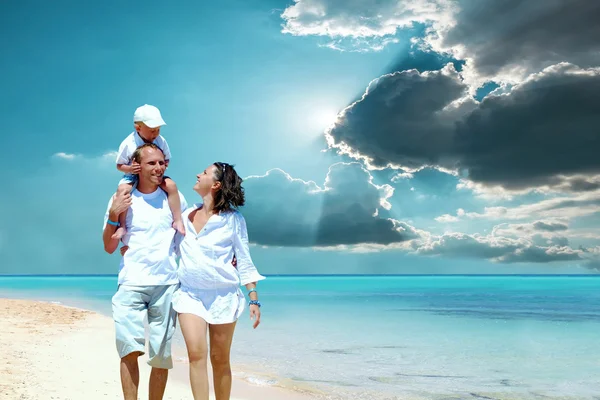 Feliz jovem família na praia — Fotografia de Stock