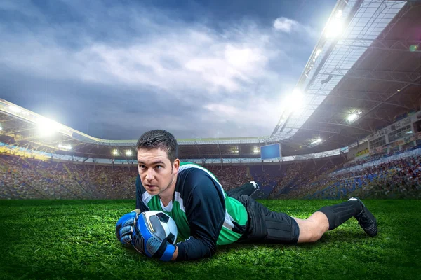 Goleiro de futebol com bola — Fotografia de Stock