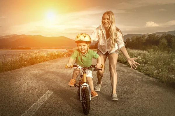 mutlu anne ve oğlu bisiklet üzerinde