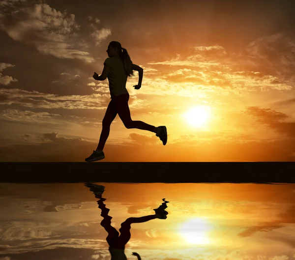 Schöne Silhouette des weiblichen Laufs — Stockfoto