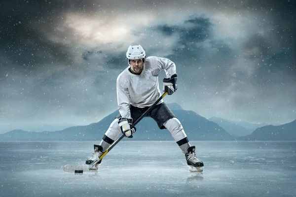 Jogador de hóquei no gelo no gelo — Fotografia de Stock