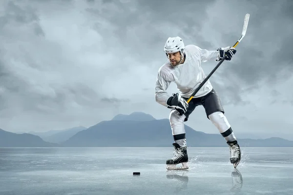 Ishockeyspelare på is — Stockfoto