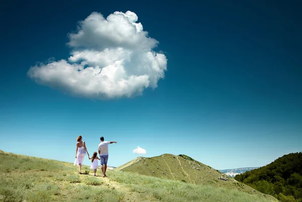 Familia en la cima de la montaña — Foto de Stock