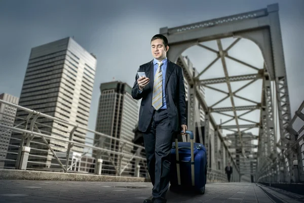 Homme avec bagages parlant au téléphone — Photo