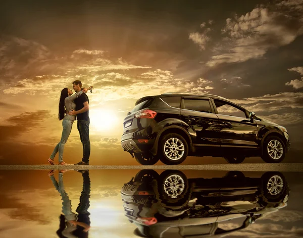 Lyckliga par nära ny bil — Stockfoto