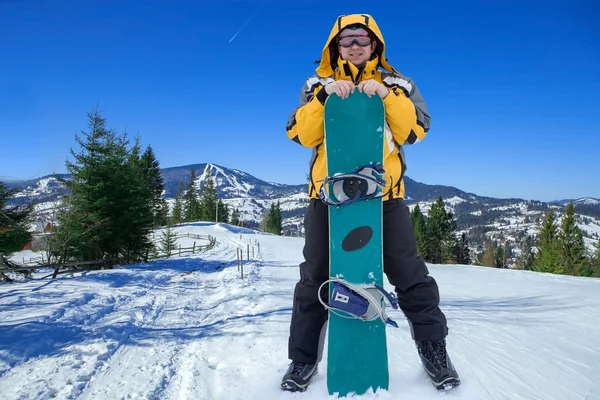 Człowiek w gogle z snowboardowe — Zdjęcie stockowe